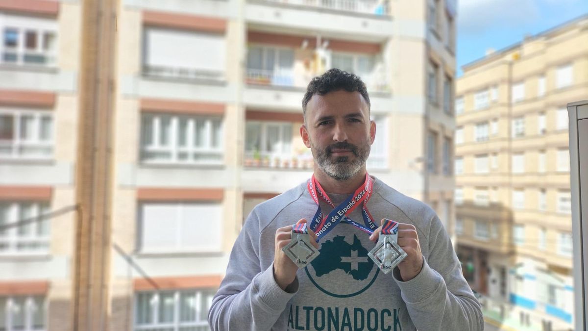 Diego Álvarez, con las medallas de subcampeón de España de Kettlebell.