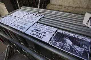 La Policia Municipal de Girona expulsa a les persones sense llar de la plaça del Vi