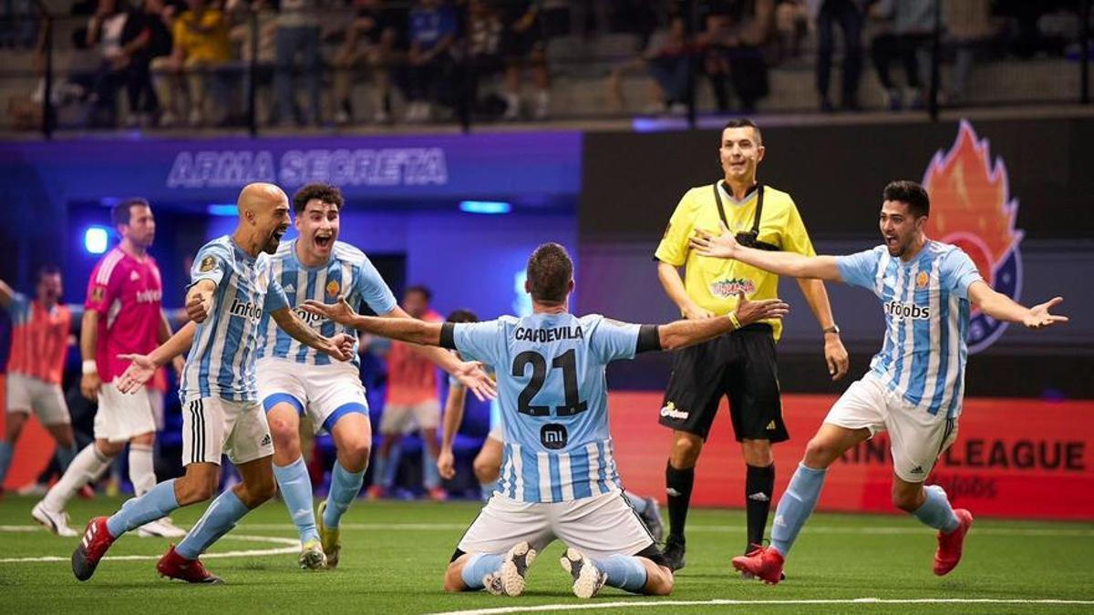 Joan Capdevila celebrando su gol con los compañeros del Saiyans FC ante el Porcinos FC en la jornada 1.