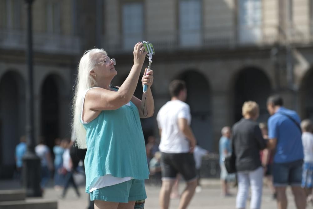 La ciudad registra un nuevo récord de visitantes, entre turistas y tripulación, con el atraque de 'Independence of the Seas', 'Koningsdam' y 'Mein Schiff' en el puerto de A Coruña.