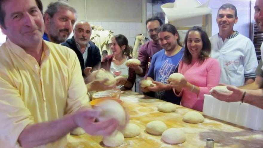 Un curso de pan ecológico dirigido por José Antonio Rodríguez. // D.P.