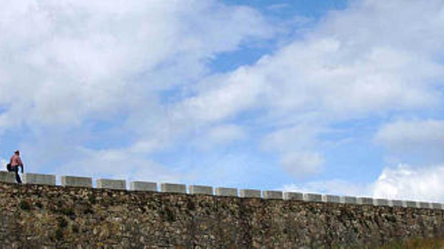 Unos turistas suben a la Torre de Hércules ya remodelada. / carlos pardellas