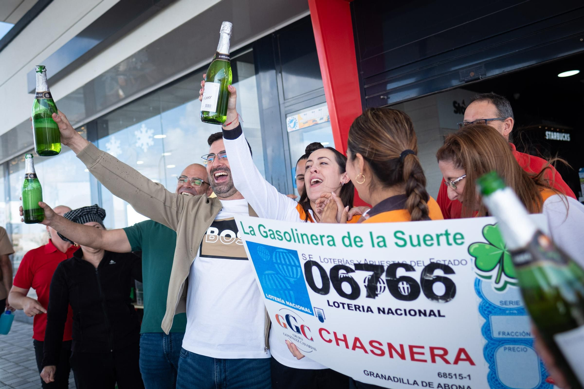 Celebración en La Chasnera, donde se ha vendido el Tercer Premio de la Lotería del Niño