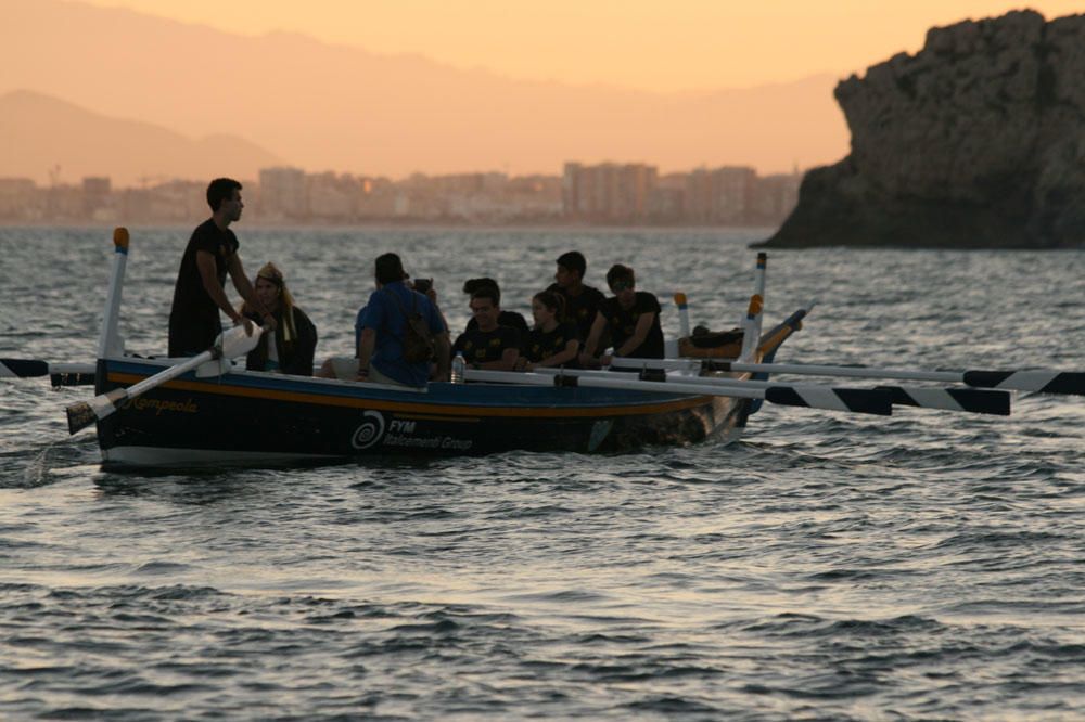 La Asociación de Amigos de la Barca de Jábega celebró el pasado lunes el solsticio de verano en la playa de La Araña con paseos en barca de jábega, sones de caracolas y lectura de poemas y relatos