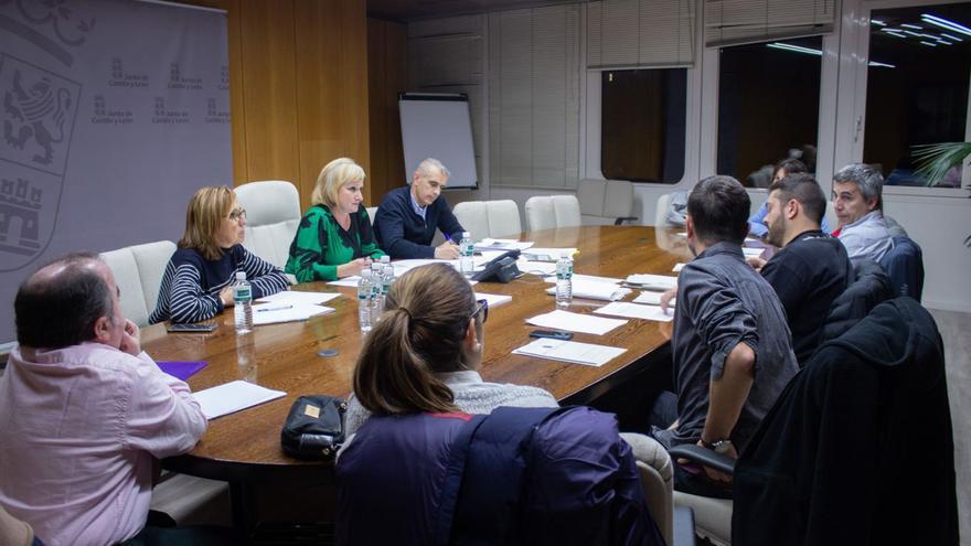 Reunión entre los usuarios del AVE de Zamora y la delegada territorial de la Junta, Leticia García. | Alba Prieto