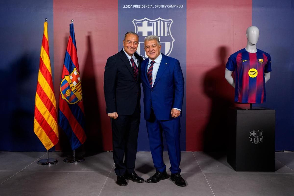 Rafa Yuste y Joan Laporta, en el palco del Camp Nou, durante el Barça Mallorca.