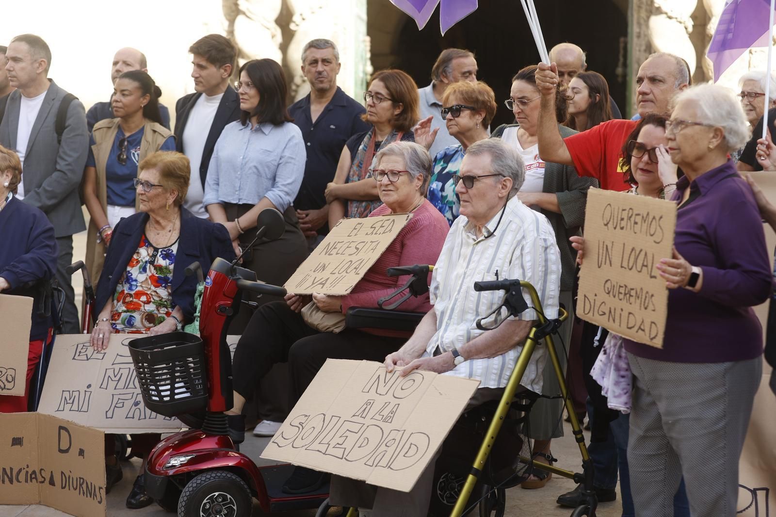 Las protestas por el cierre del centro de día de Plaza América se trasladan al Ayuntamiento de Alicante