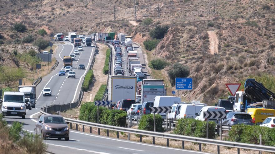 Colas kilométricas en la autovía A-31 en Petrer por un nuevo accidente de un camión y un coche