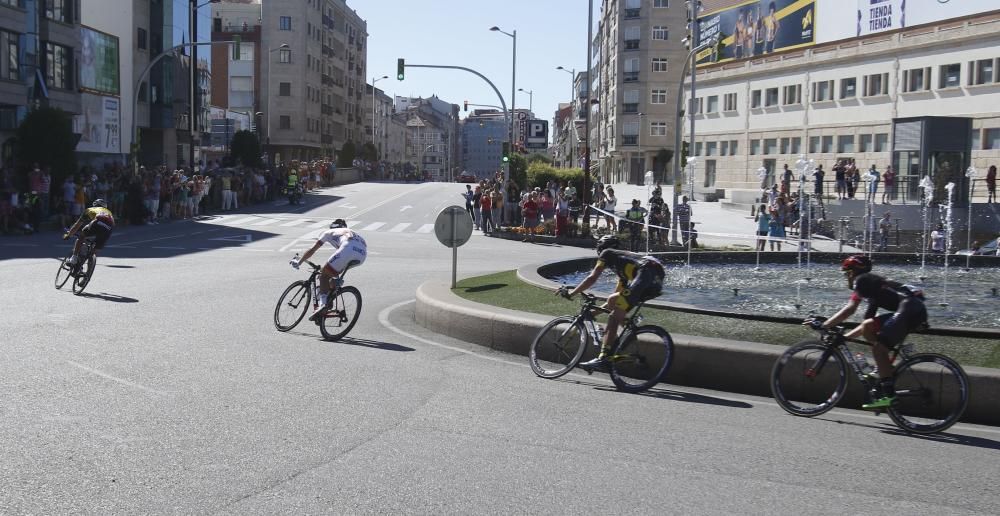 La segunda etapa de la ronda española, que empezó en Ourense y terminó en Baiona, pasó por Vigo y su área metropolitana. El pelotón cruzó la ciudad a toda velocidad a la caza de los corredores escapad