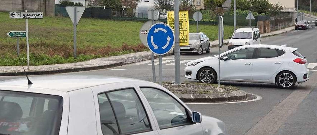 En esta pequeña rotonda de entrada desde Santiago confluyen tres viales. // Bernabé/j. Carlos Asorey