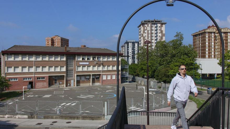 Dos colegios de Gijón denuncian botellones en sus patios los fines de semana