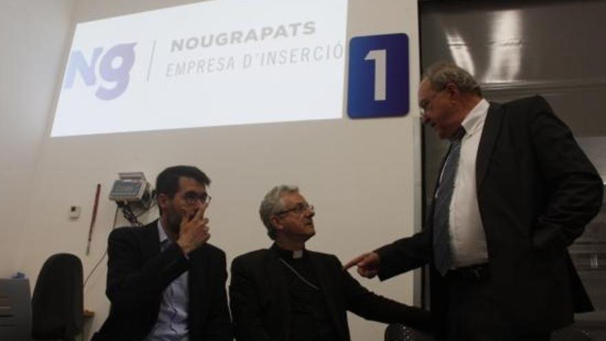 D&#039;esquerra a dreta, l&#039;alcalde de la Seu, Albert Batalla; l&#039;arquebisbe, Joan Enric Vives; i el director de Càritas Urgell, Josep Casanova, durant la inauguració de Nou Grapats. Imatge del 21 de setembre de 2015.