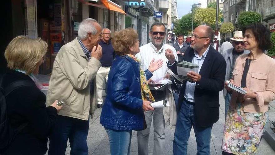 Dolores Galovart (d.) y Abel Losada, a su lado, conversan con ciudadanos. // FdV