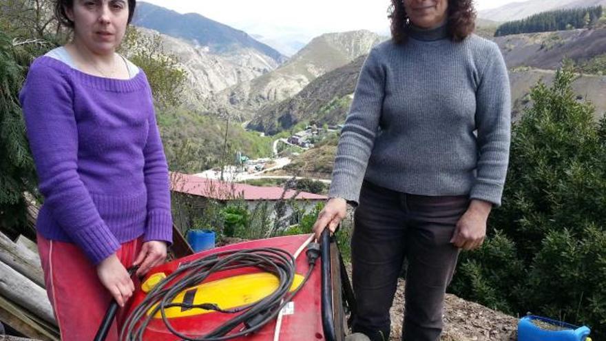 Raquel Iglesias, a la izquierda, y María Ángeles Fernández, con un generador.