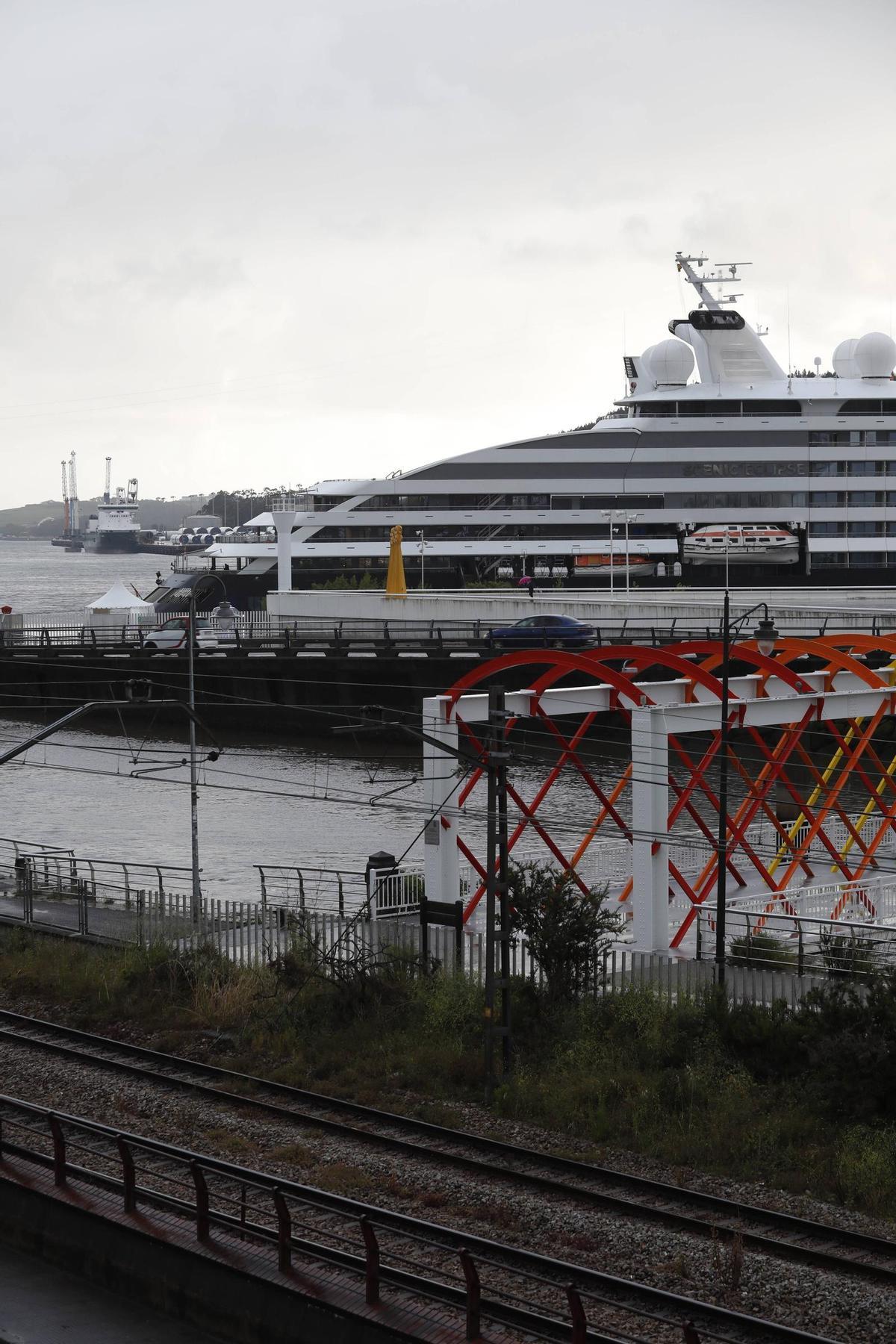 EN IMÁGENES: El Scenic Eclipse ya está en Avilés y la ciudad se llena cruceristas en la primera escala de la temporada EN IMÁGENES: El Scenic Eclipse ya está en Avilés y la ciudad se llena cruceristas en la primera escala de la temporada