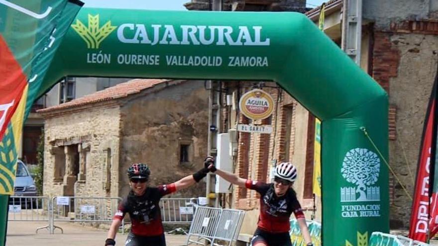 Dos de las ciclistas de CD Ceadea celebran su éxito al paso por meta.