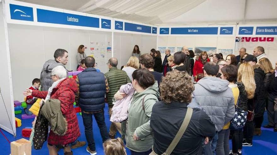 Visitantes a la feria de Nevaria, ayer domingo.