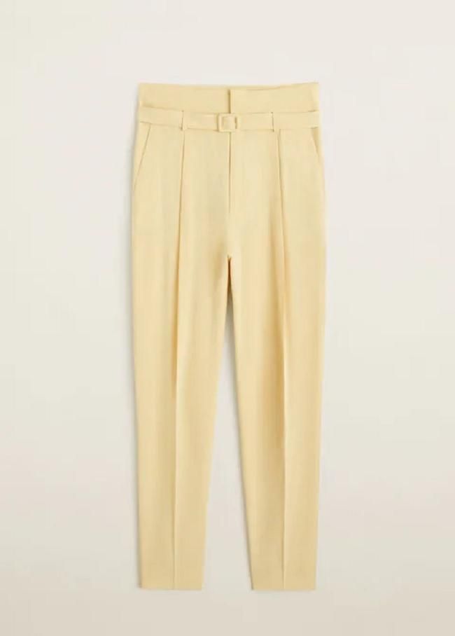 Pantalón recto con cinturón en color vainilla, de Mango