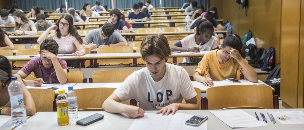 Alumnos en el examen de Matemáticas de ayer en la Universidad de Alicante.