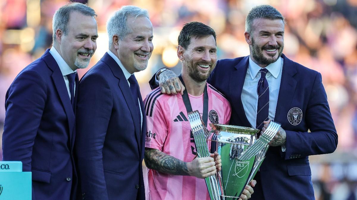 Jorge Mas, con su hermano, Beckham y Leo
