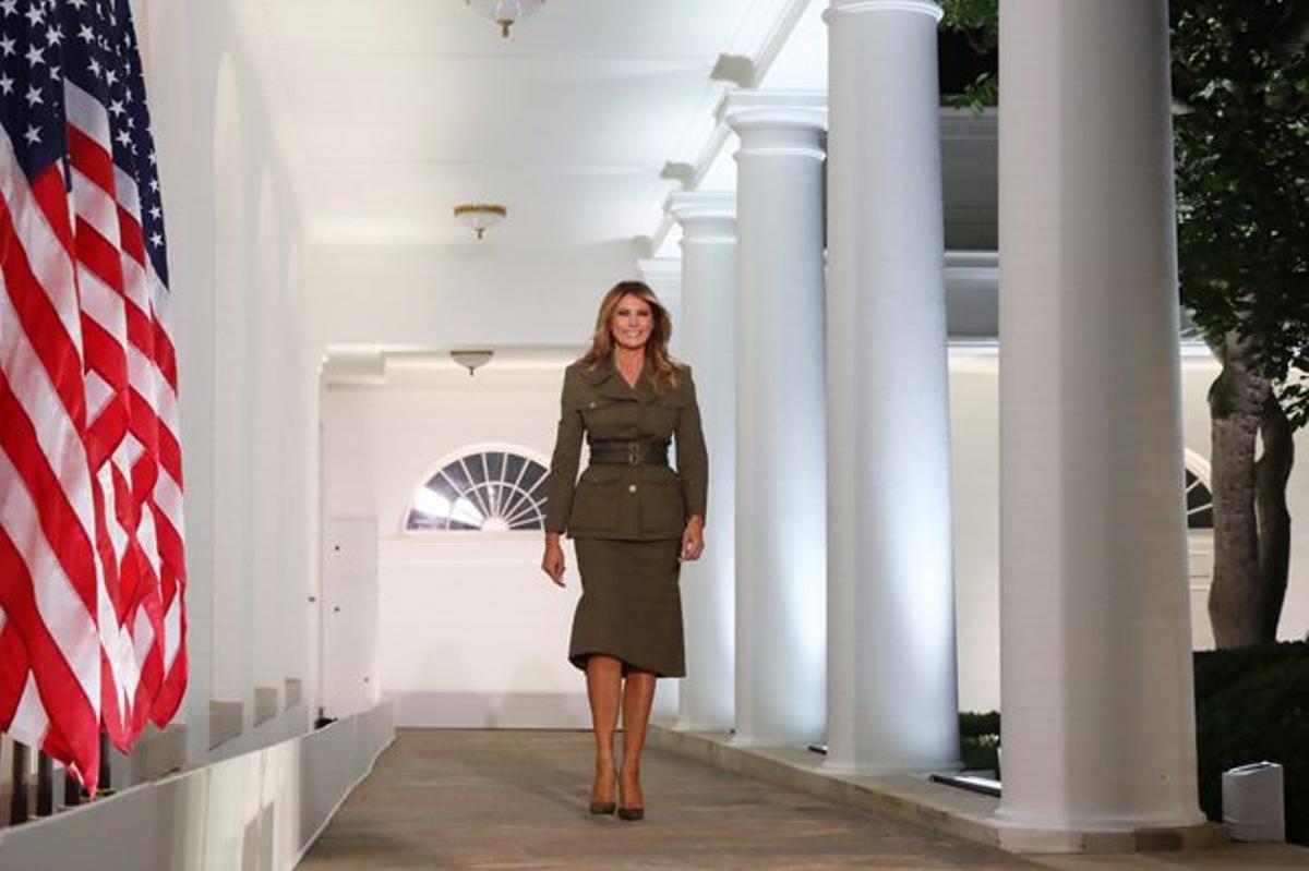 Melania Trump con traje militar de Alexander McQueen