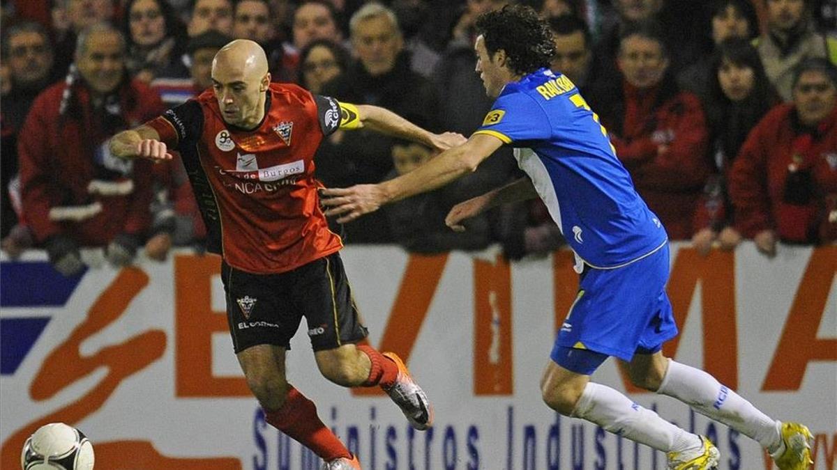 Infante controla el balón ante Raúl Baena