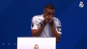 El público pide a Mbappé que bese el escudo y esta es su respuesta