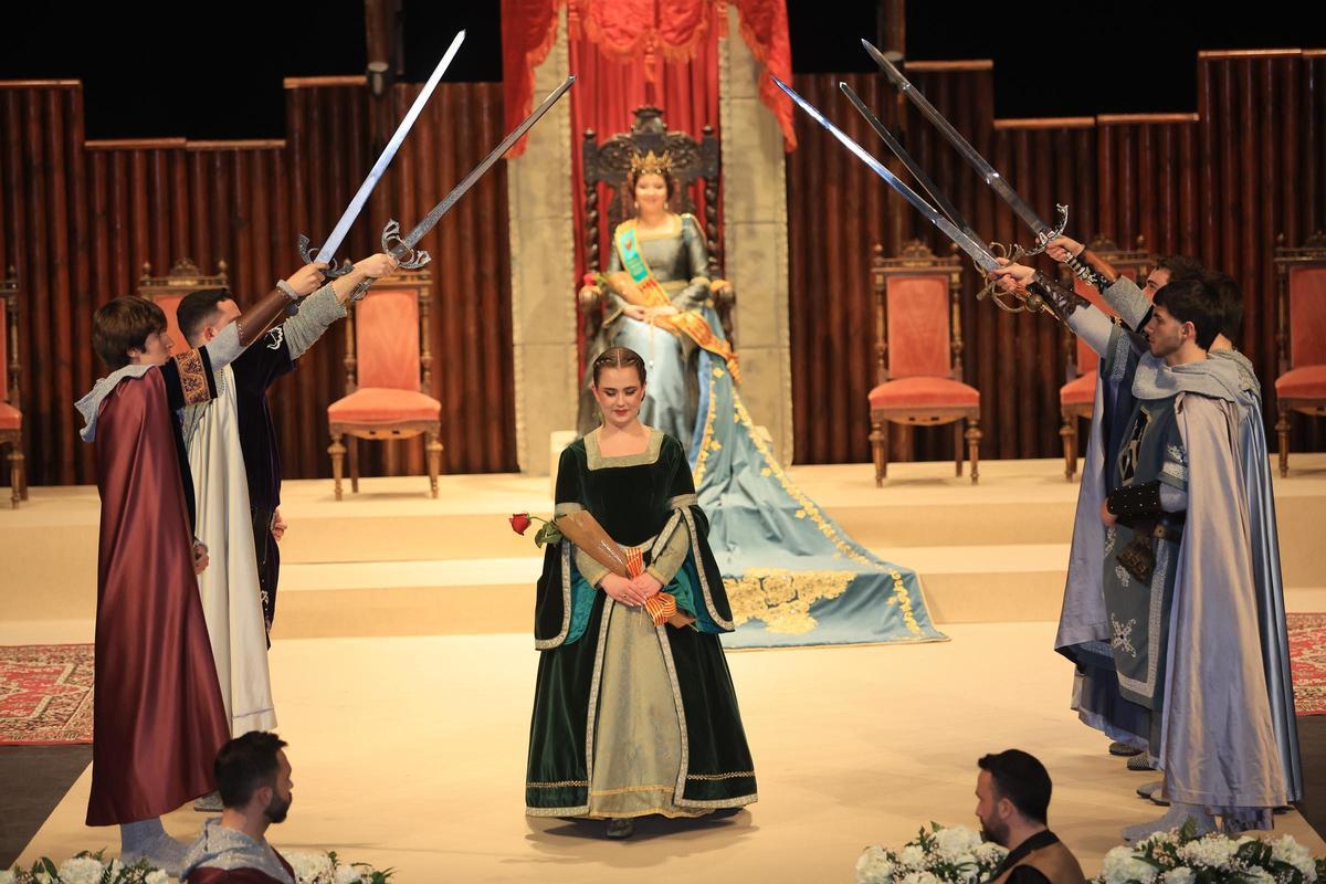 Na Violant d'Hongria: sueño medieval para Victoria Arcos en el 75º aniversario de la Germandat