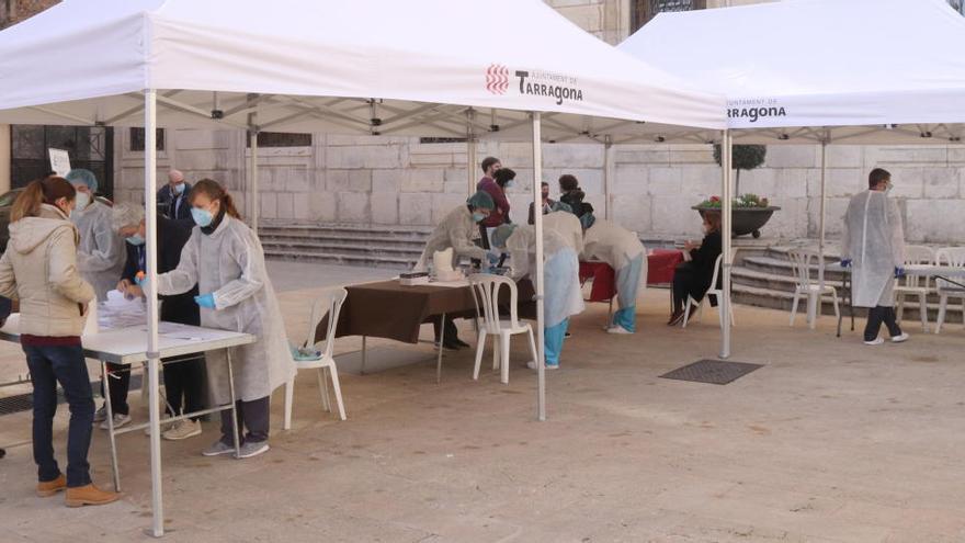 La carpa situada davant l&#039;Ajuntament de Tarragona per fer el cribratge per al personal municipal