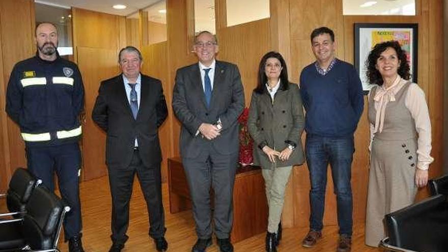 El rector Reigosa, con representantes del Consorcio de Bomberos, los investigadores principales y la vicerrectora de Transferencia. // Duvi