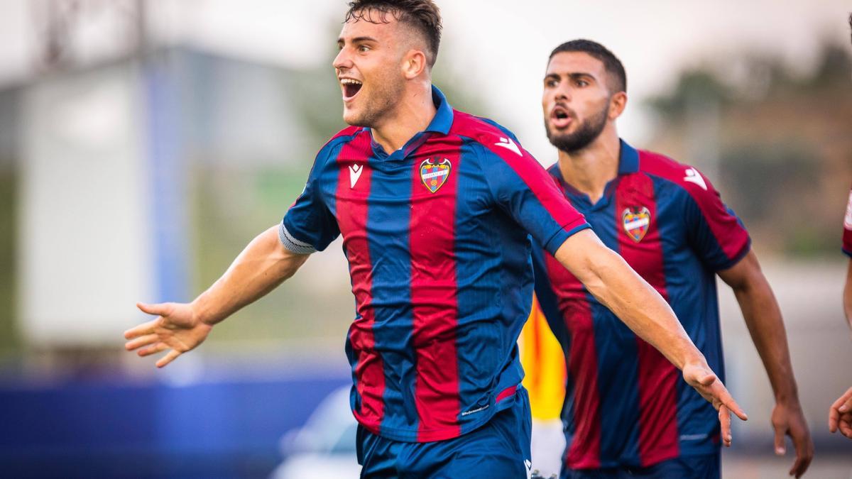 Alcaina celebra un gol el curso pasado con el filial del Levante