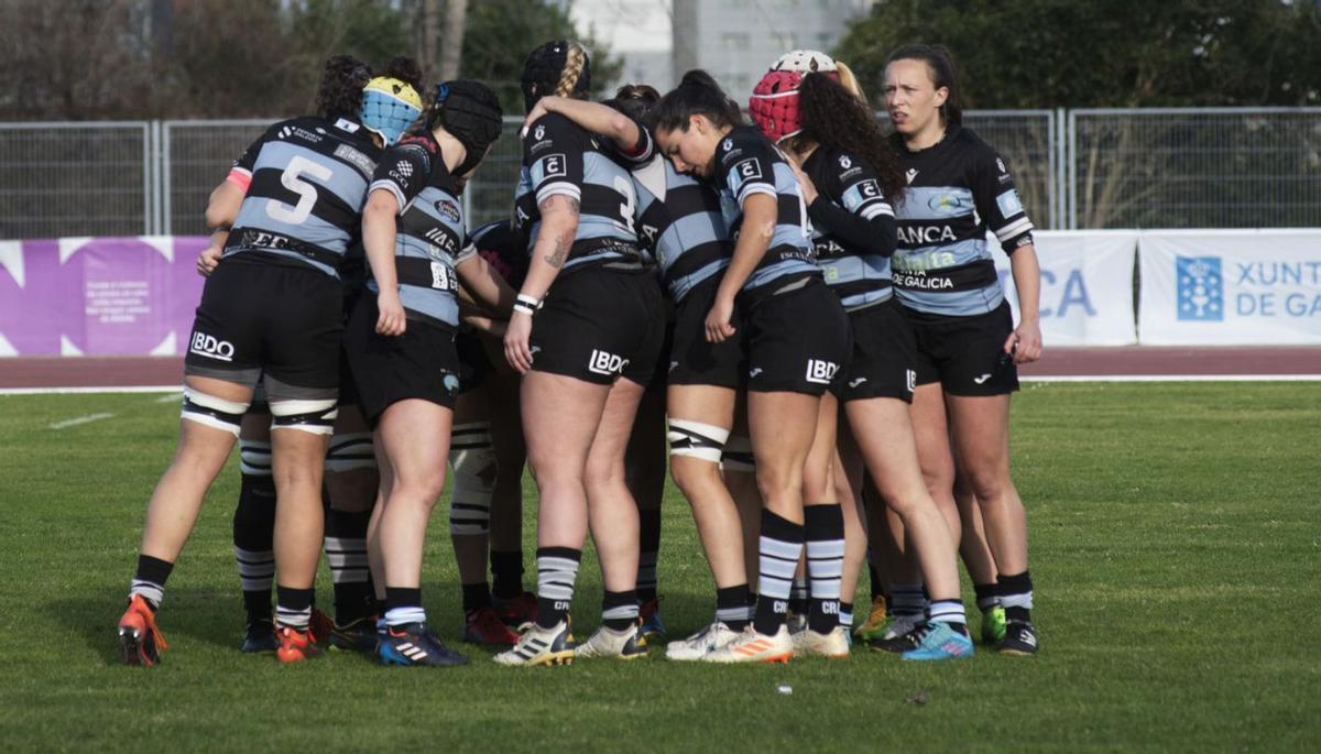 Piña de las jugadoras del CRAT antes del inicio de un partido de esta temporada. |  // CASTELEIRO/ROLLER AGENCIA