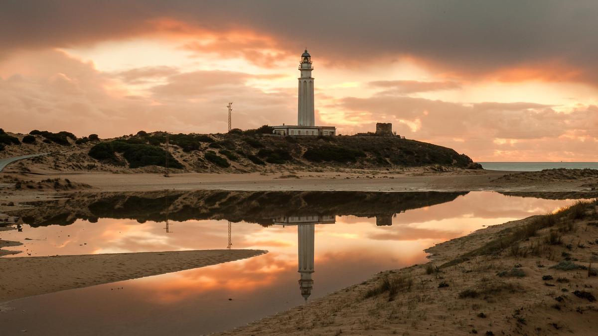 El faro de Trafalgar, situado entre Zahora y Los Caños de Meca.