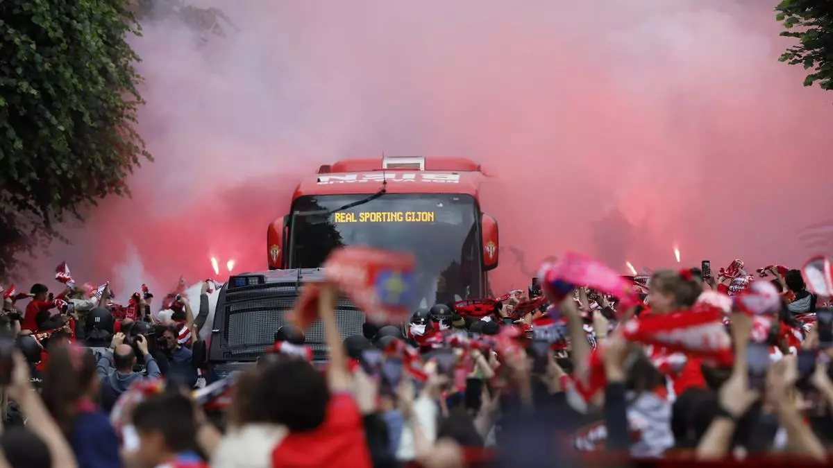 VÍDEO: Así fue la emocionante llegada del autobús de los jugadores al Molinón