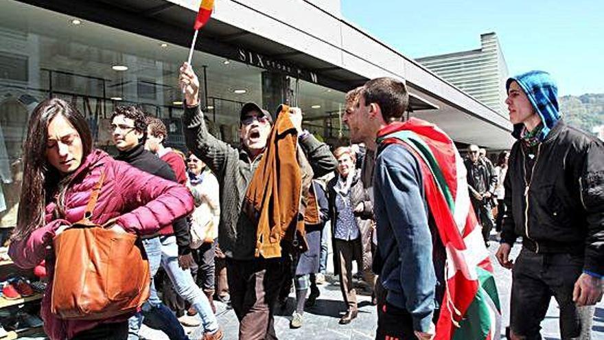 Manifestants a Sant Sebastià contra la presència de Vox.