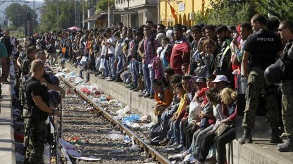 GEVGELIJA, SUR DE MACEDONIA. Miles de refugiados esperan un tren que les permita cruzar Macedonia y llegar a Serbia para luego pasar la frontera con Hungría, donde se erige una prolongada valla.