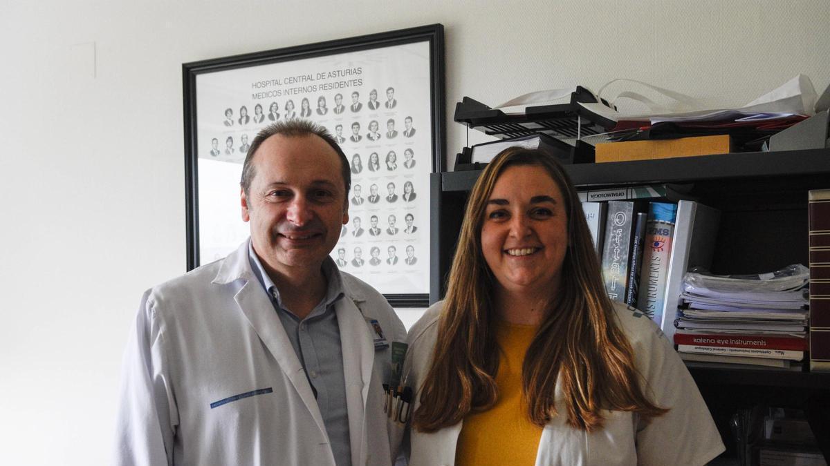 Barbón, de Oftalomología y Lucía Domínguez, de Reumatología, en el HUSA de Avilés.