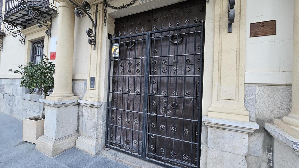 Puerta cerrada de entrada al palacio.