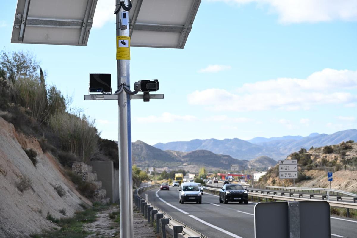 Detalles de uno de los radares de tramo instalados en la A-31, pendientes de certificar para su puesta en marcha