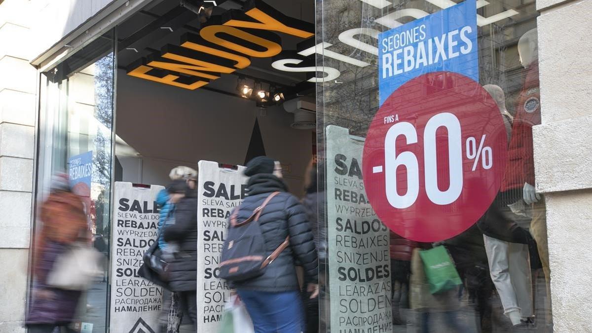 Consumidores entrando en un comercio de Barcelona, durante las rebajas