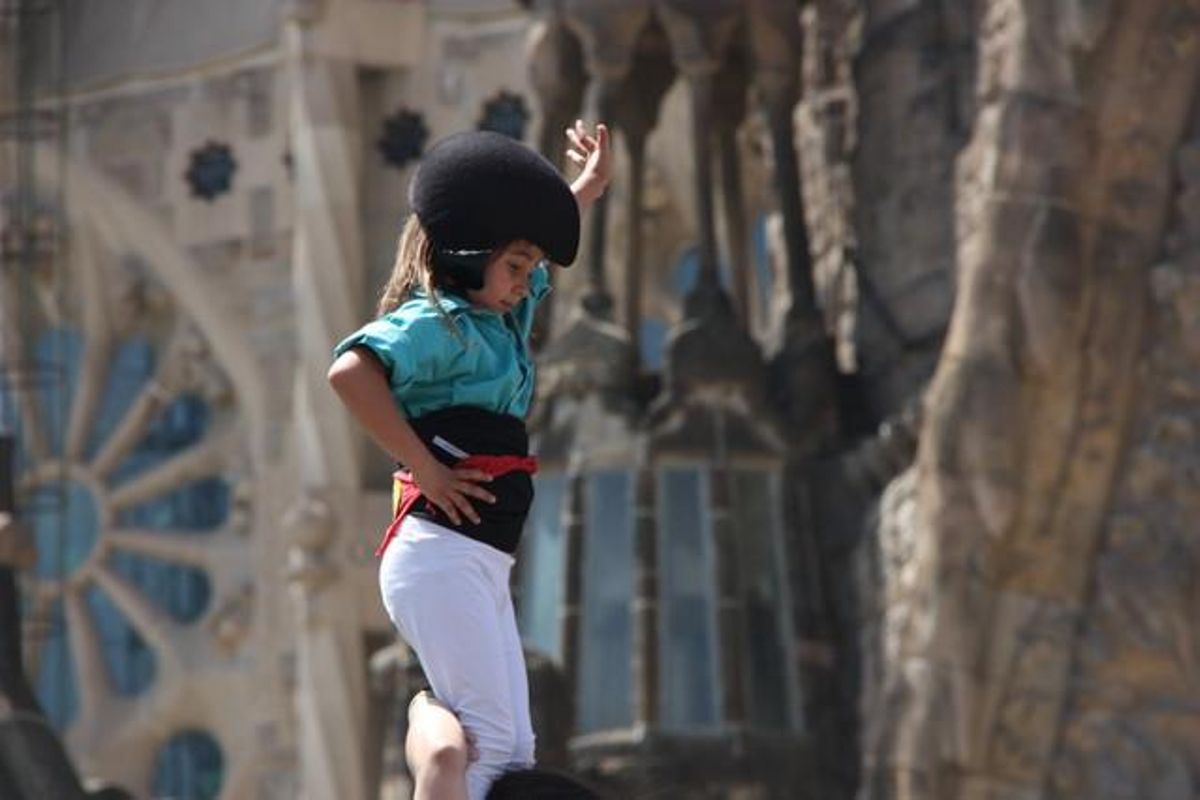 L’enxaneta corona un castell al costat de la Sagrada Família.