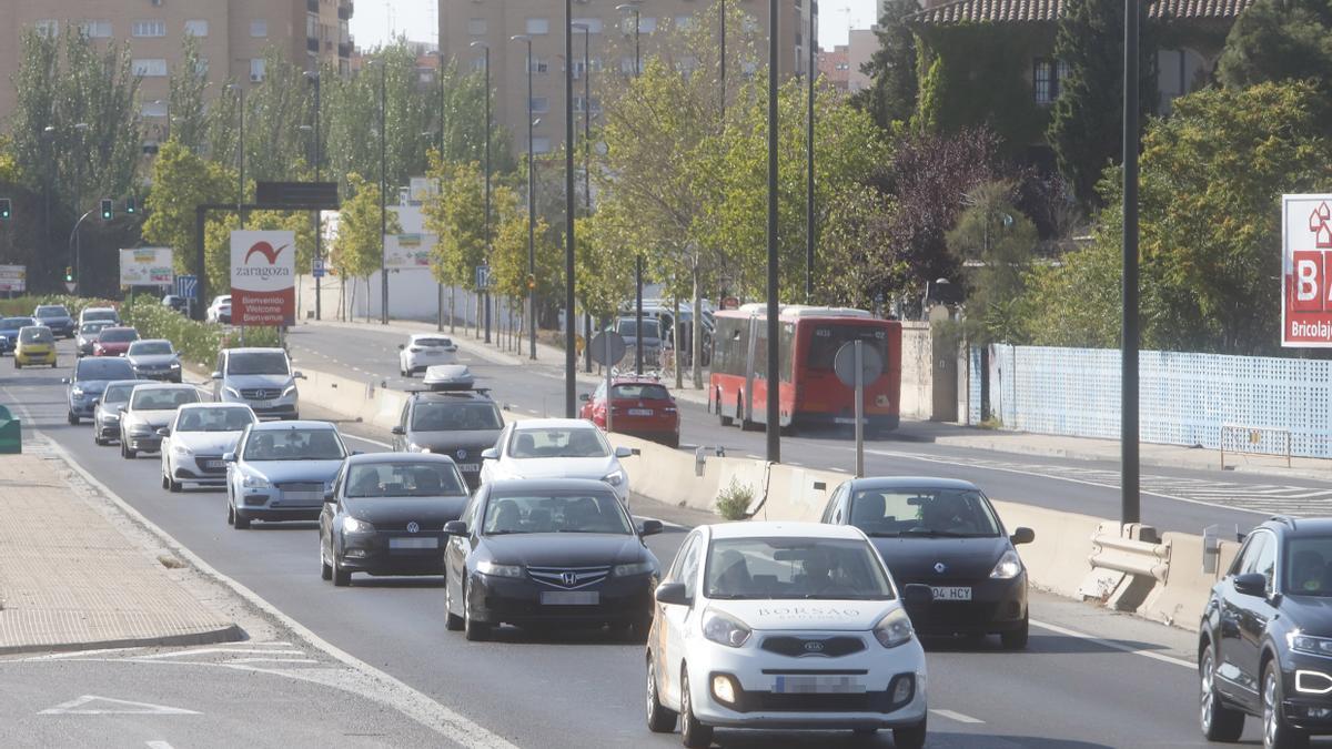 Una imagen del tráfico en Zaragoza durante la operación salida del primero de agosto.