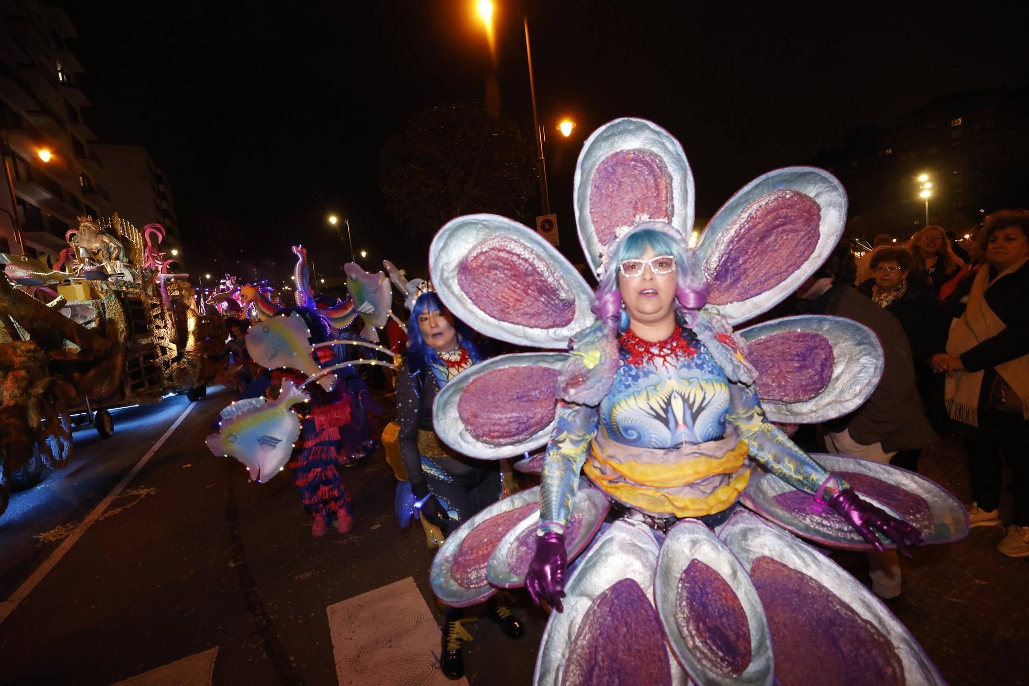 EN IMÁGENES: Así se ha vivido el multitudinario desfile de Antroxu de Avilés