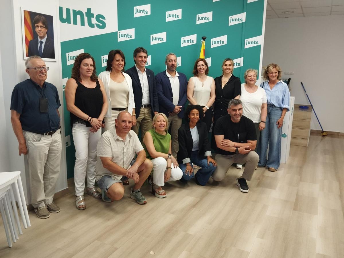 Diputats de Junts amb alcaldes i regidors, aquest dilluns al local del partit a Manresa