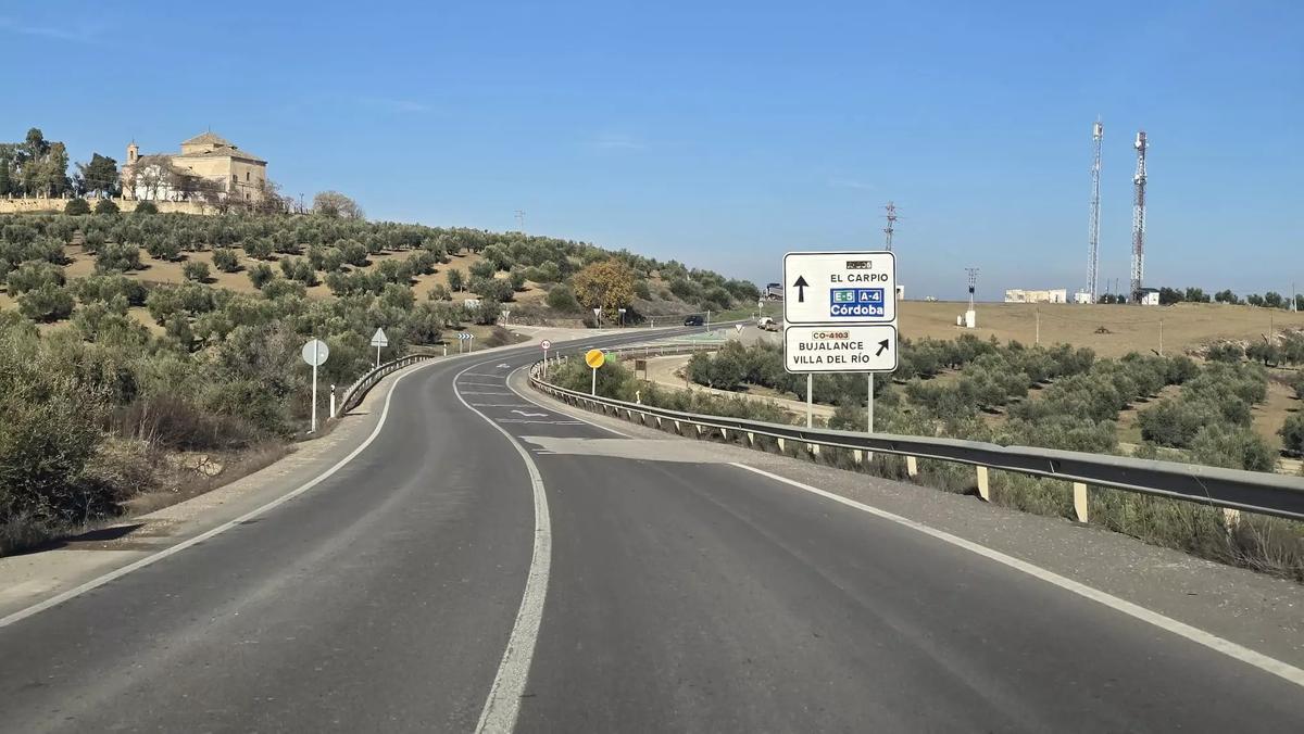 Cartel en la A-306 que anuncia el desvío hacia la CO-4103 en Bujalance.