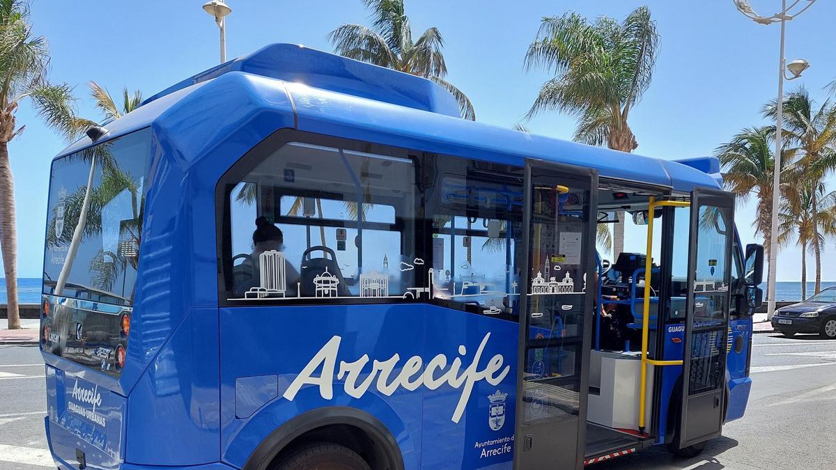 Una de las guaguas del transporte municipal de Arrecife.