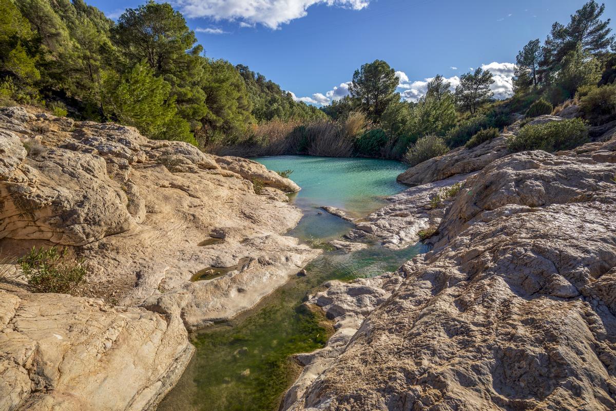 Nacimiento de Fuente Caputa, entre rocas, en la localidad de Mula