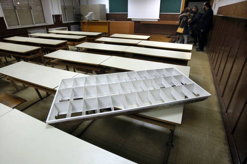 Fotogalerías del foco caído en un aula de la Facultada de Filosofía y Letras de Zaragoza