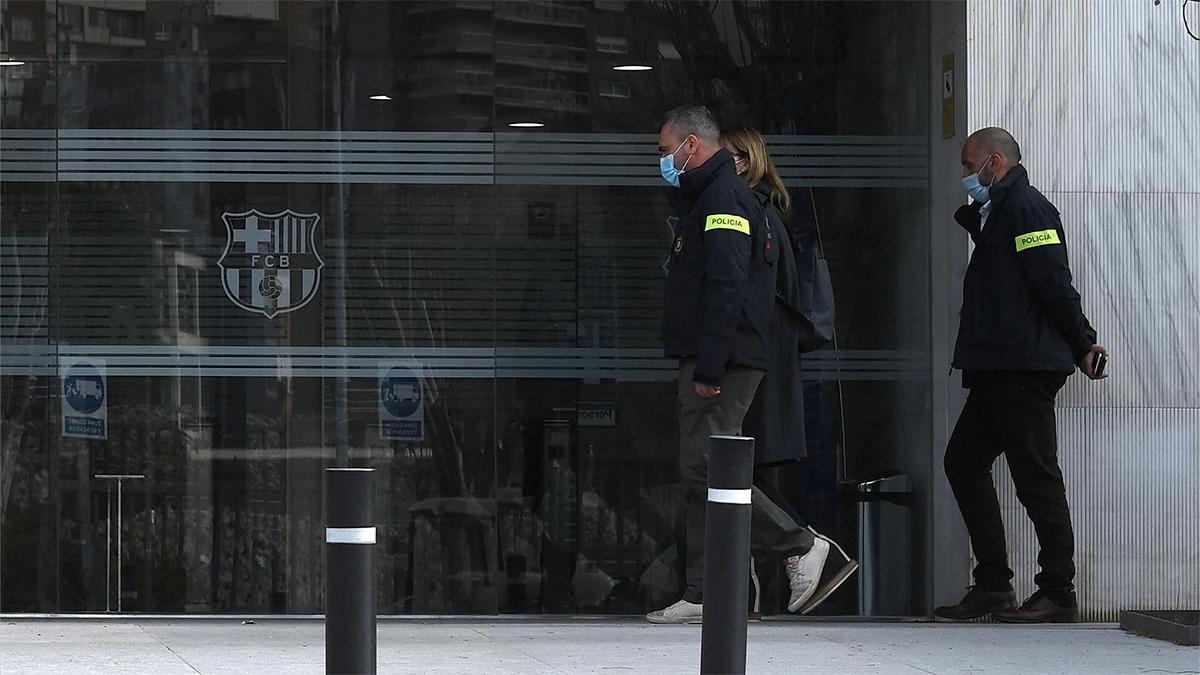 Los Mossos registraron las oficinas del Barça por el 'BarçaGate'