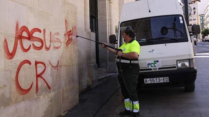 La Comisaría investiga la pintada en la fachada de la iglesia de San Jorge